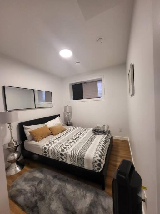 Pebbles' Cozy 2Bed Basement Suite - Near Downtown Edmonton Exterior photo