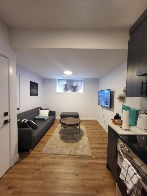 Pebbles' Cozy 2Bed Basement Suite - Near Downtown Edmonton Exterior photo